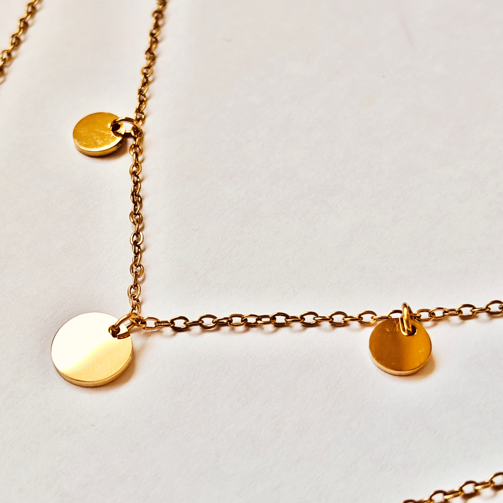 Detalle de los discos y doble cadena del collar VELIA bañado en oro 18K