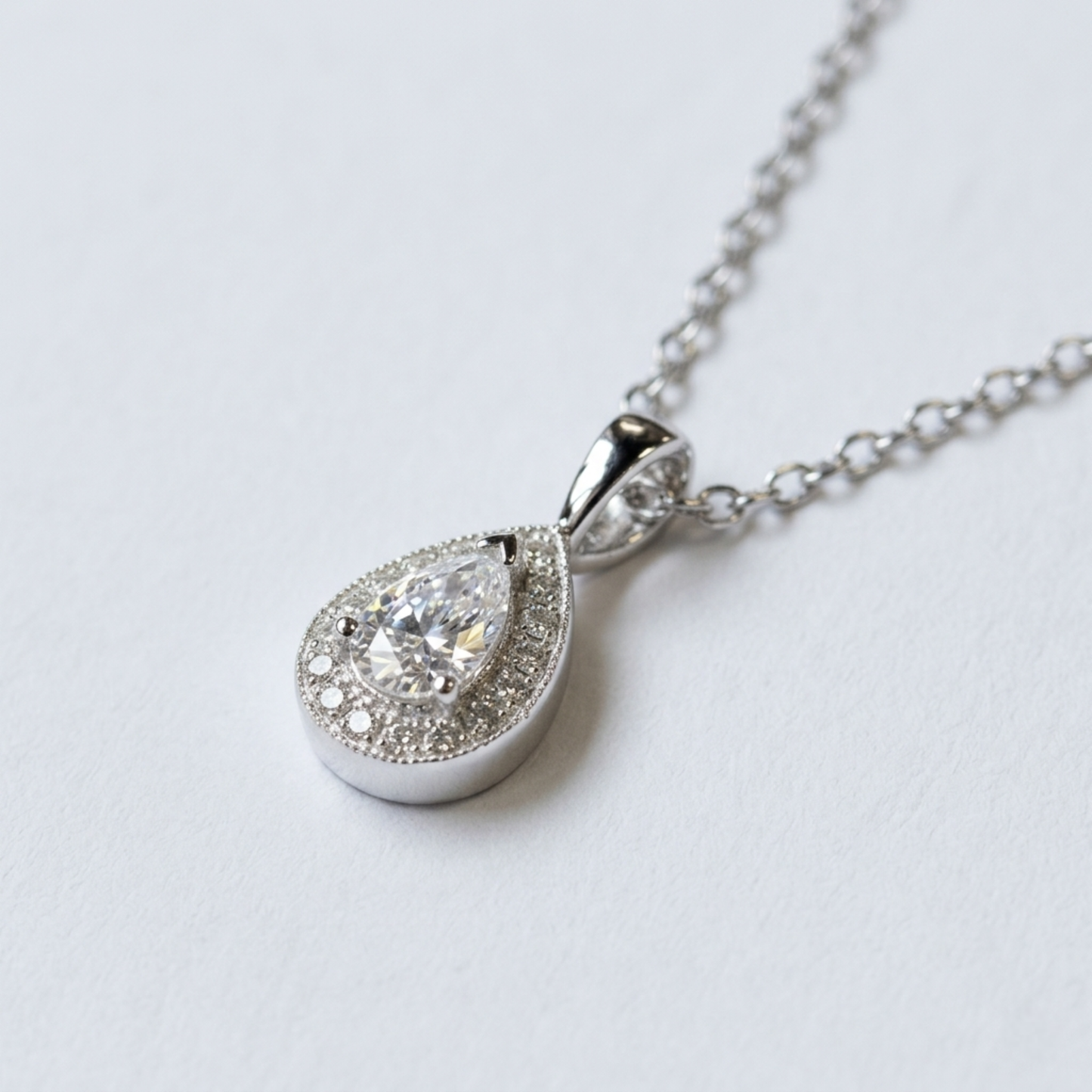 Detalle del colgante de gota del collar L'ÉCLAT en plata de ley con circonitas