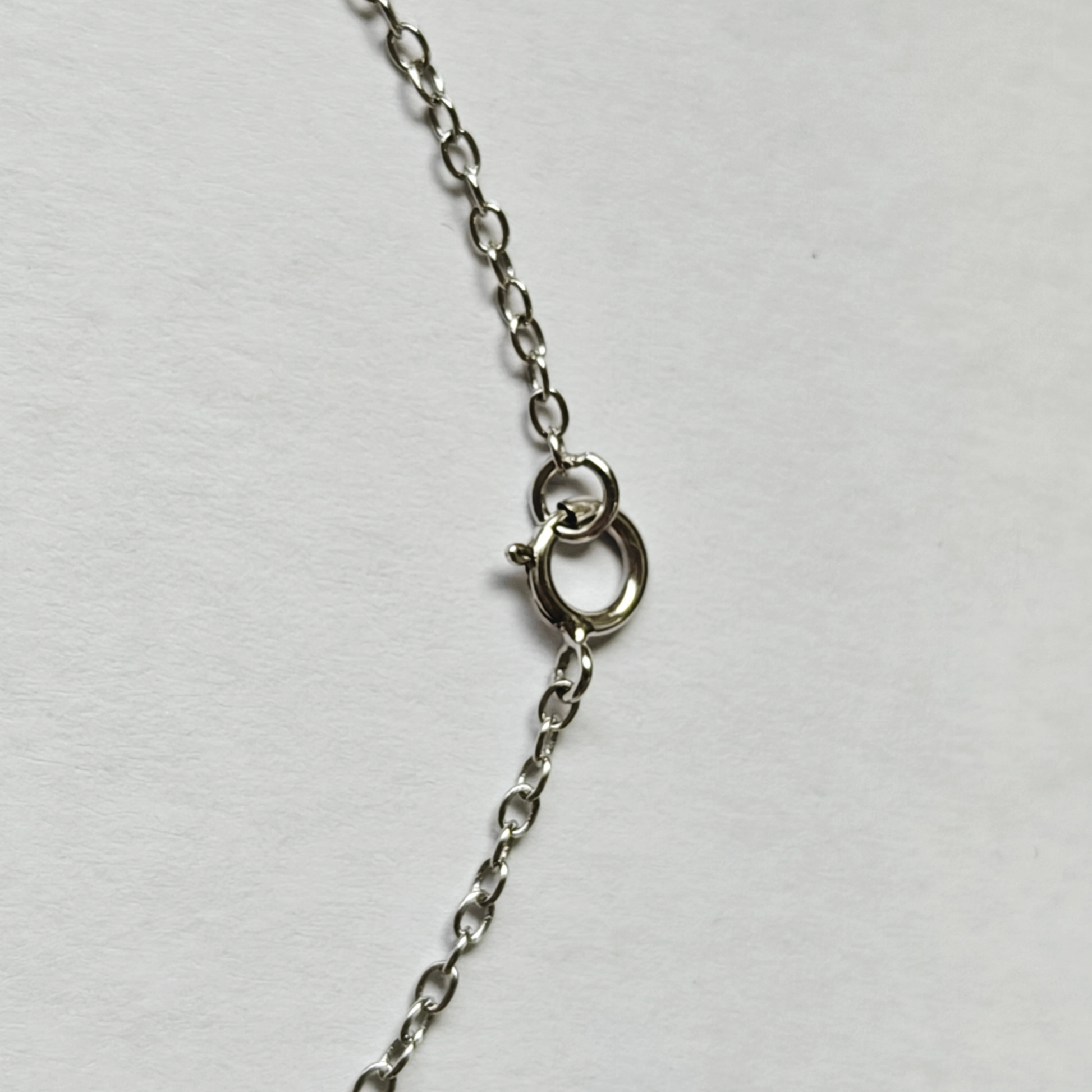 Detalle del cierre del collar L'ÉCLAT en plata de ley con circonitas