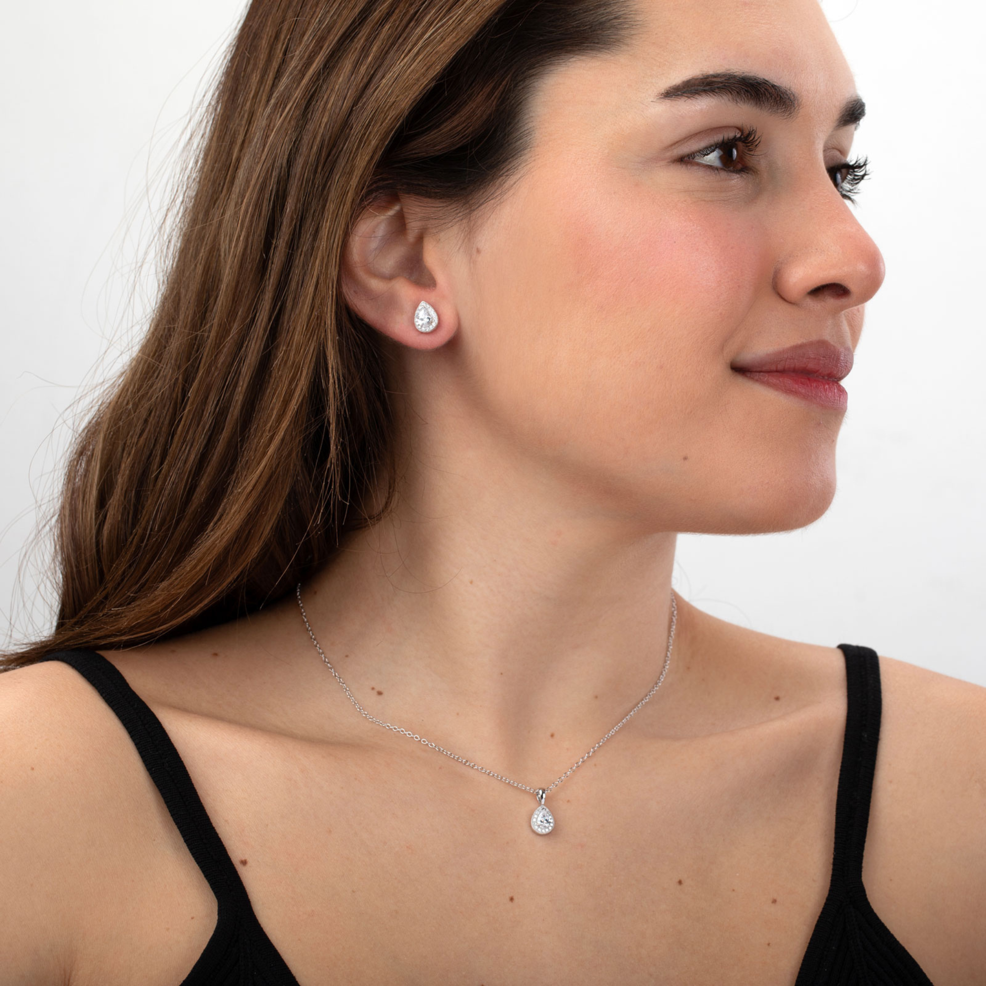 Modelo luciendo conjunto L'ÉCLAT de collar con colgante de gota y circonitas en plata y pendientes a juego 