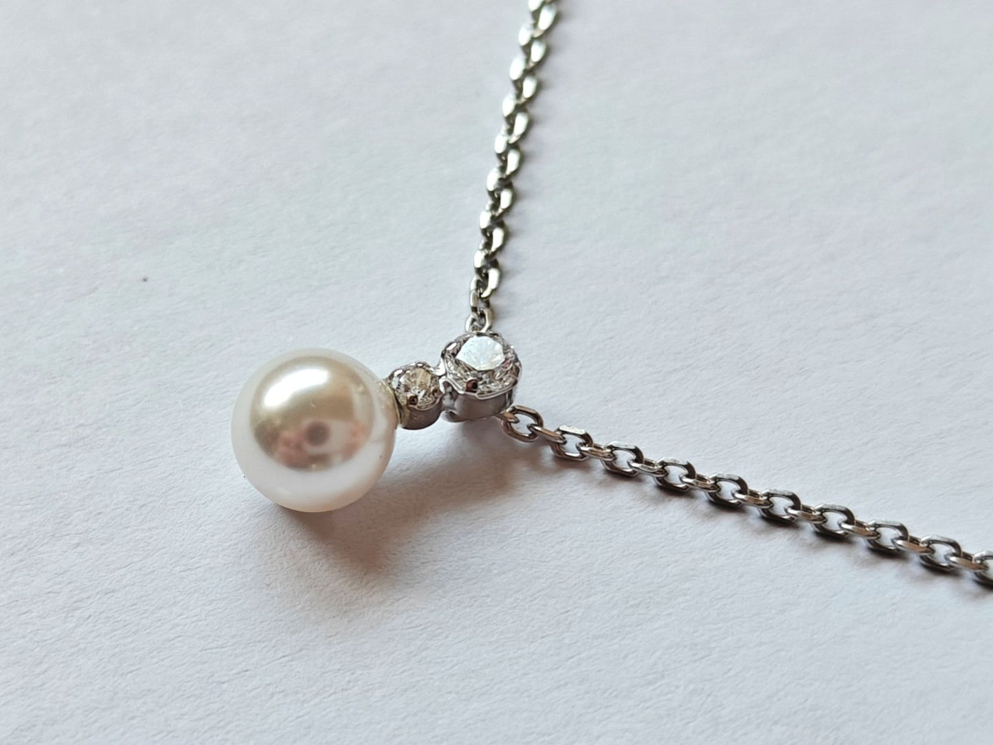 Detalle del colgante de collar NOLIE con perla y circonitas en plata