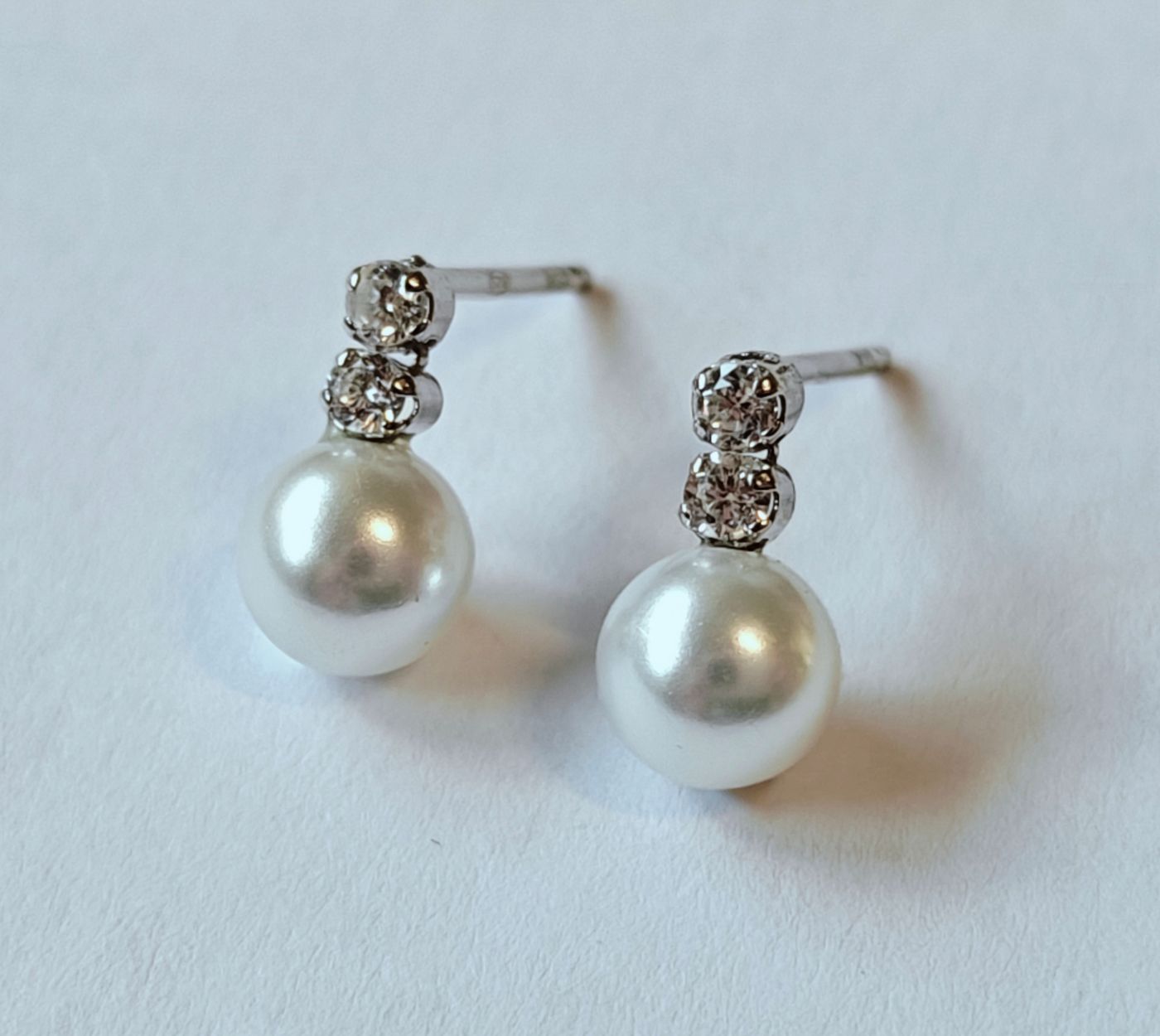 Detalle de pendientes NOLIE de plata 925 con perla y circonitas