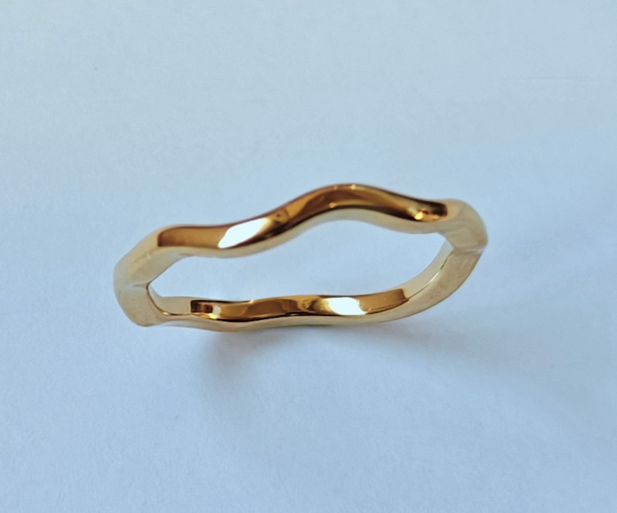 Anillo Giulia de acero waterproof bañado en oro, una joya duradera que mantiene su brillo