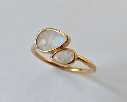 Primer plano de las piedras naturales de piedra luna del anillo Reverie, reflejando su brillo y formas únicas