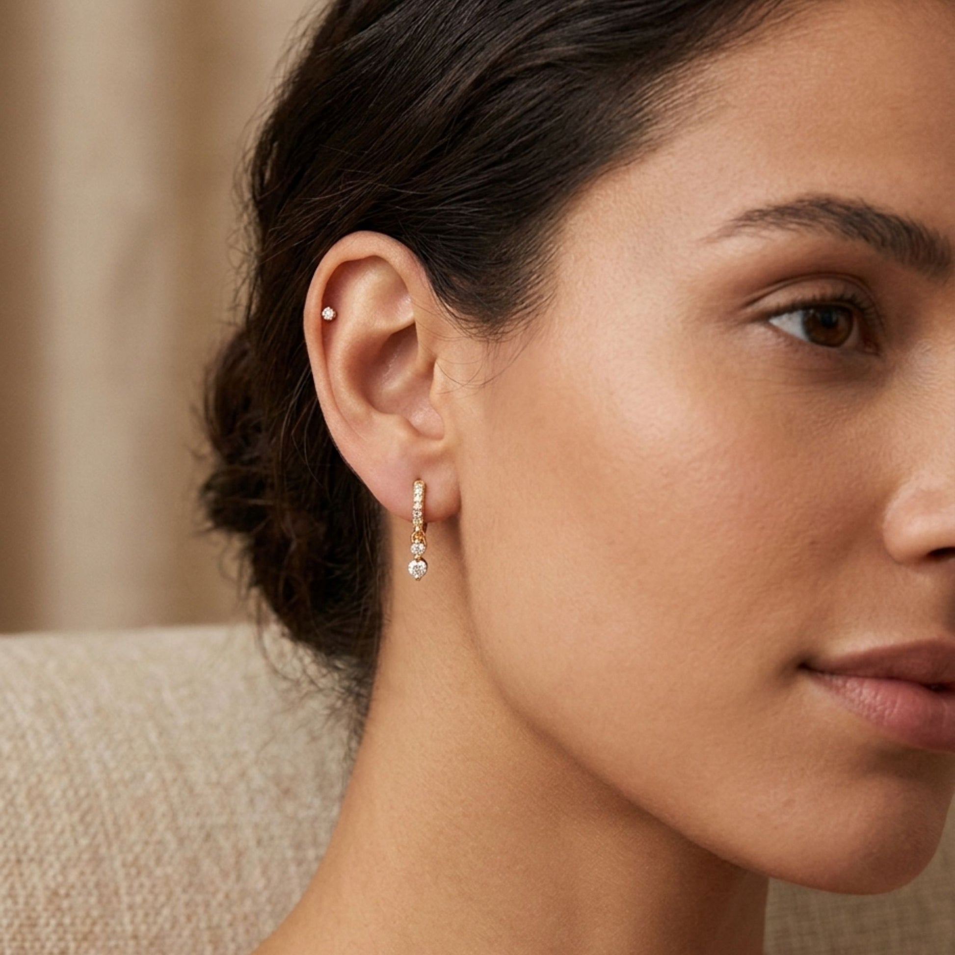 modelo con pendientes CHETIVE de plata de ley 925  con circonitas y charm