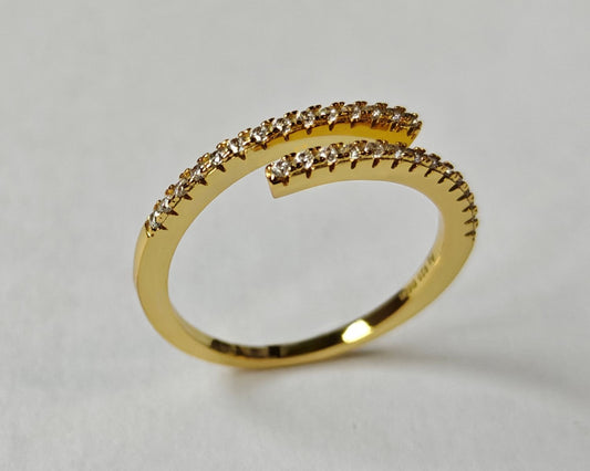 Anillo abierto de plata bañada en oro de 18 quilates con diseño fino y elegante de Malbae.