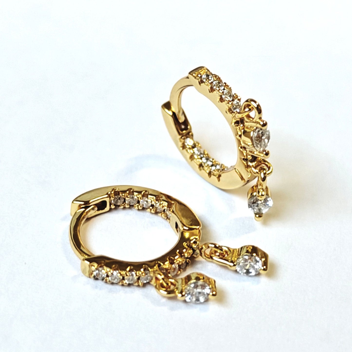 Detalle de las circonitas del aro de pendientes CHETIVE dorados plata 925