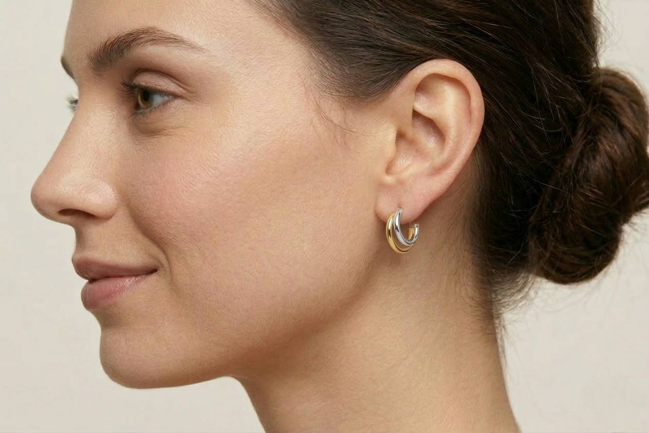 Perfil de modelo con pendientes BINÔME bitono de plata de ley dorada