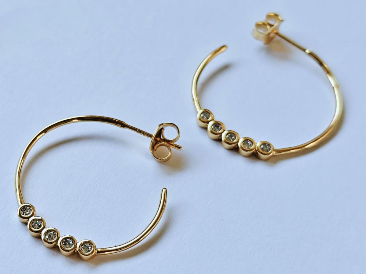 Pendientes de aro Rivage en Plata de Ley 925 con baño de oro de 18k y cinco circonitas brillantes engastadas de MALBAE.