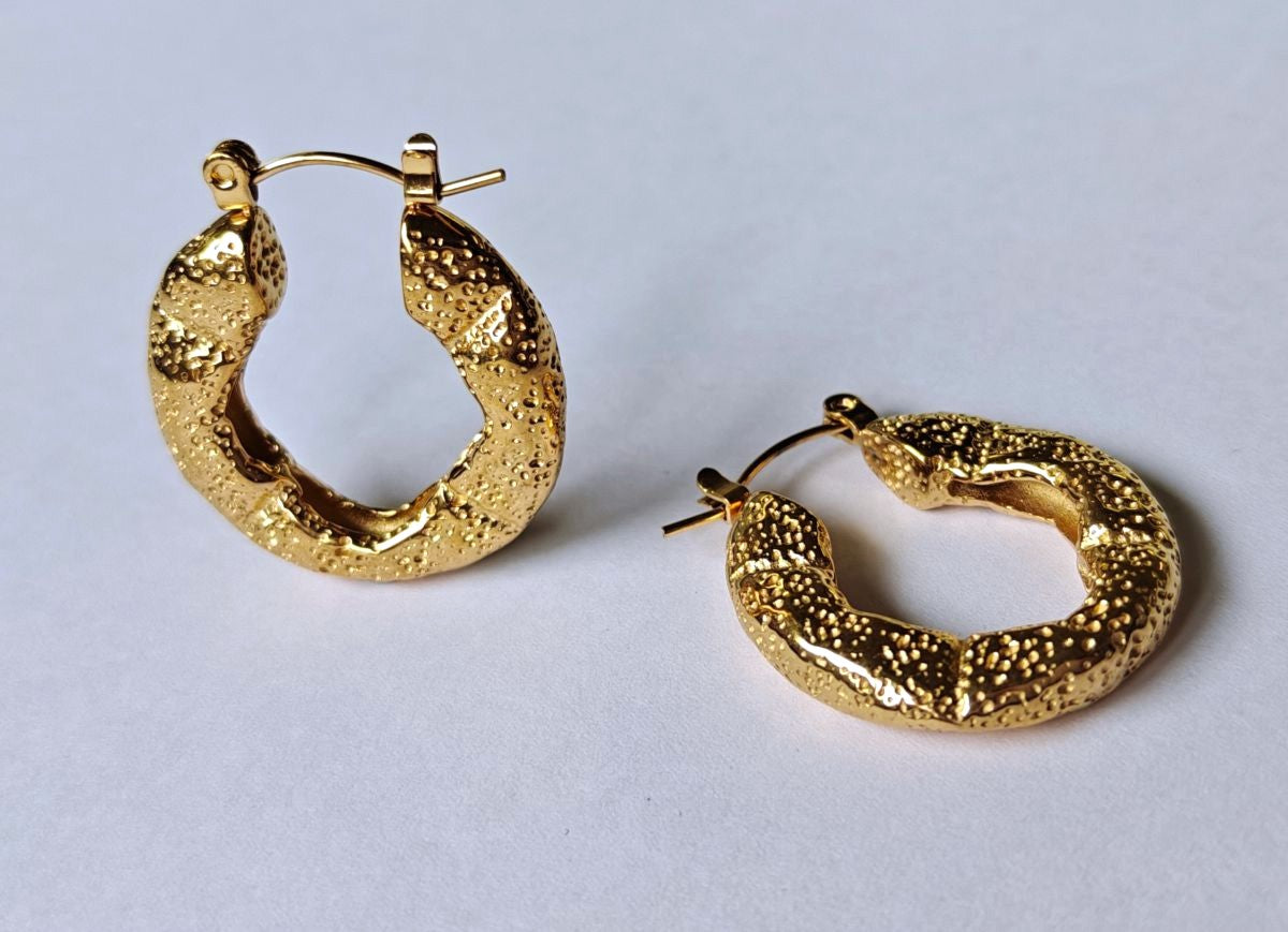 Pareja de pendientes de aro grueso Roccia en acero inoxidable con baño de oro de 18k y acabado texturizado martilleado de MALBAE.