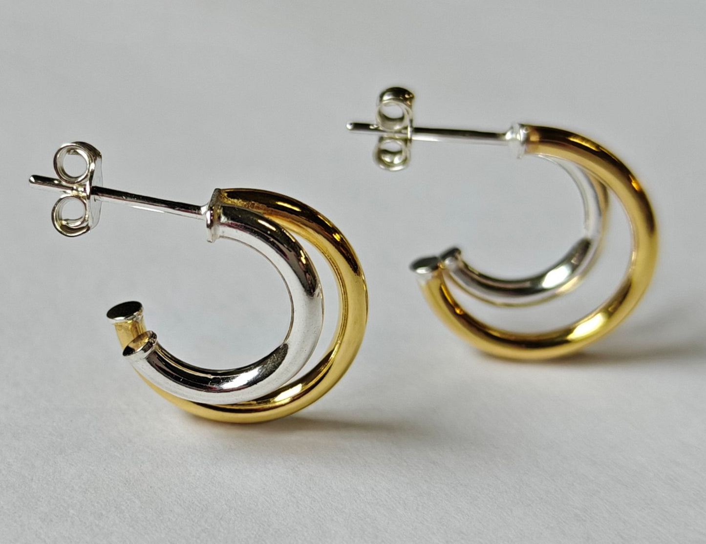 Par de pendientes BINÔME aro media luna en plata y oro 18K