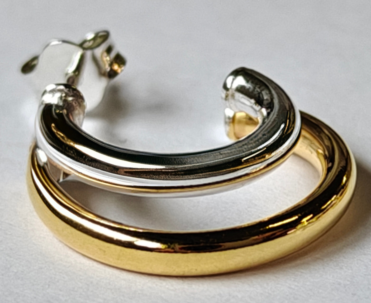 Detalle primer plano de pendientes BINÔME de plata de ley bañada en oro