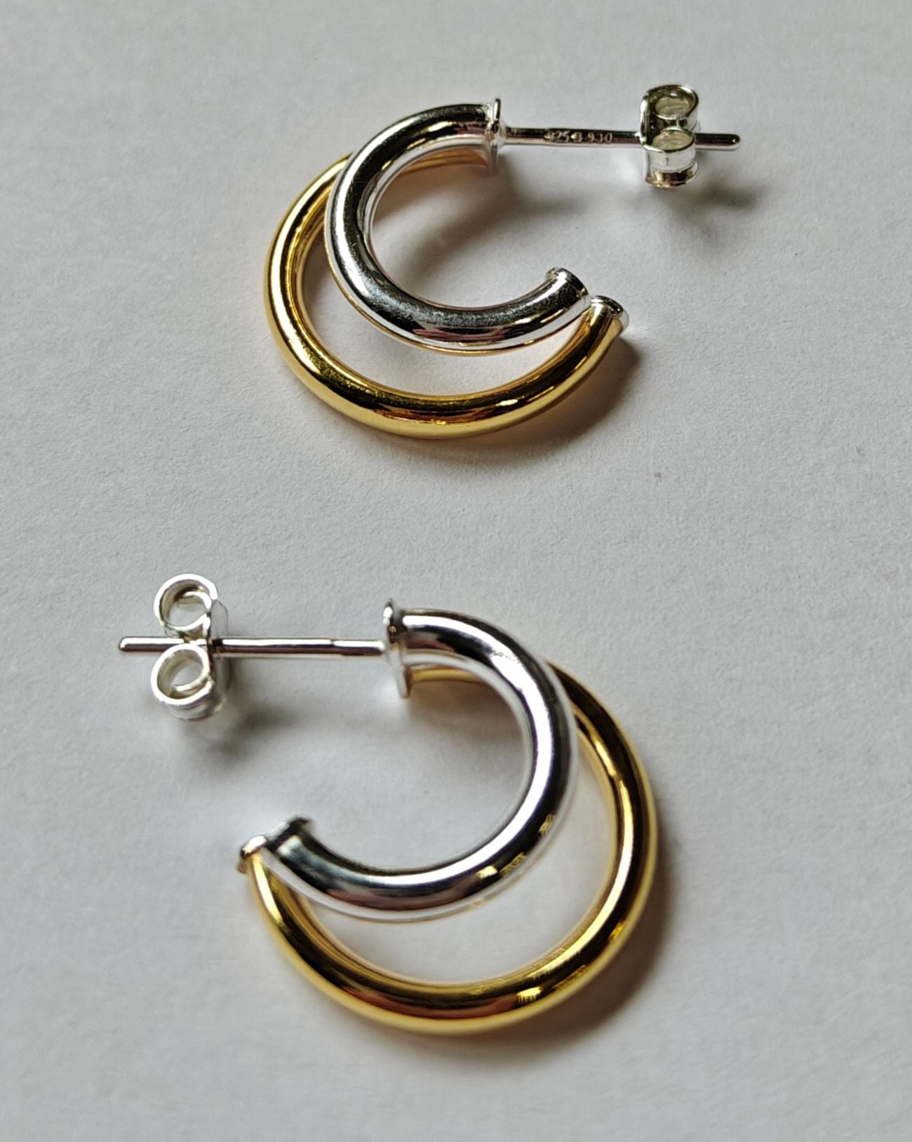Pendientes BINÔME aro doble mostrando contraste bitono plata y oro