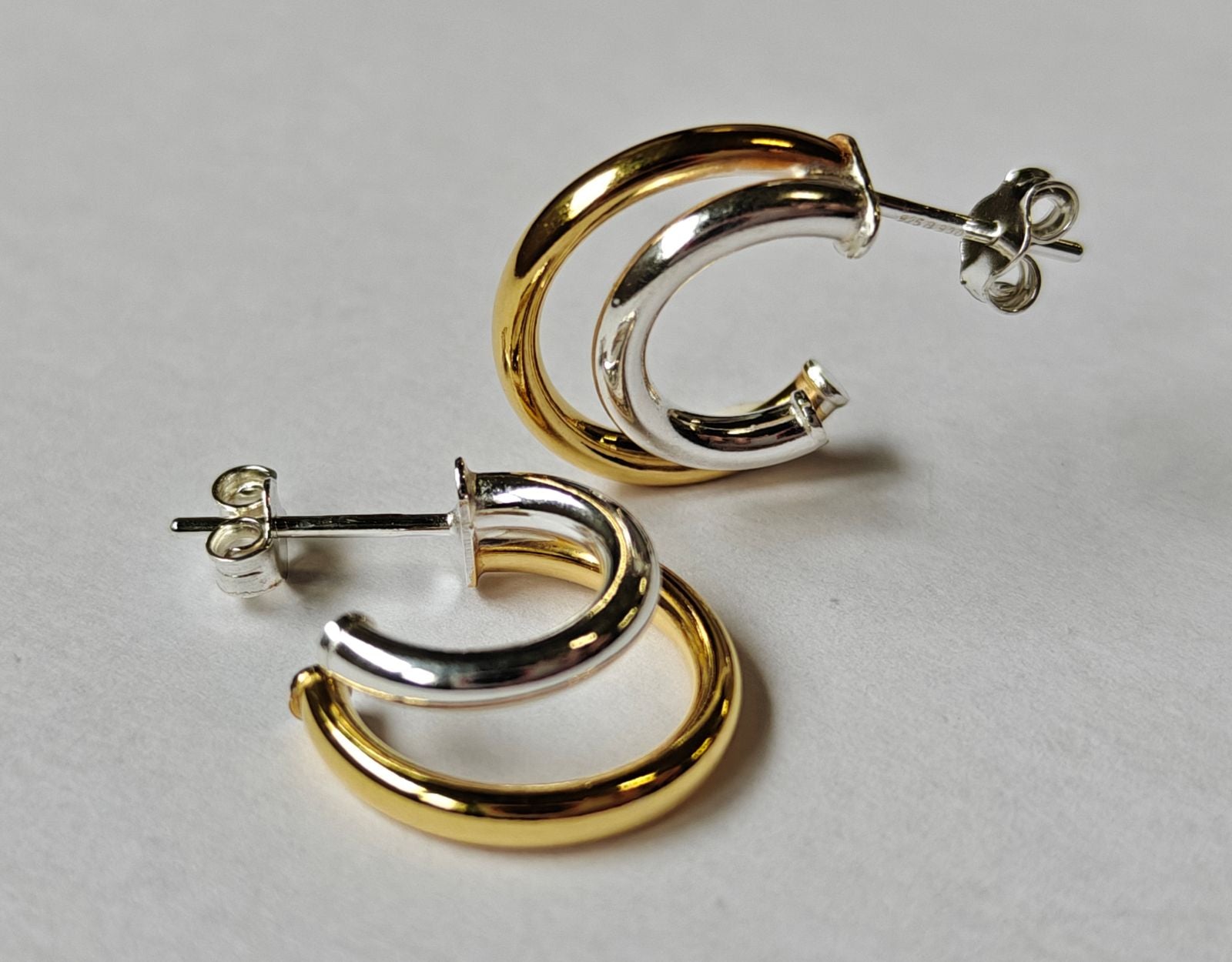 Detalle acabado dorado y plateado de pendientes de doble aro bitono BINÔME plata 925