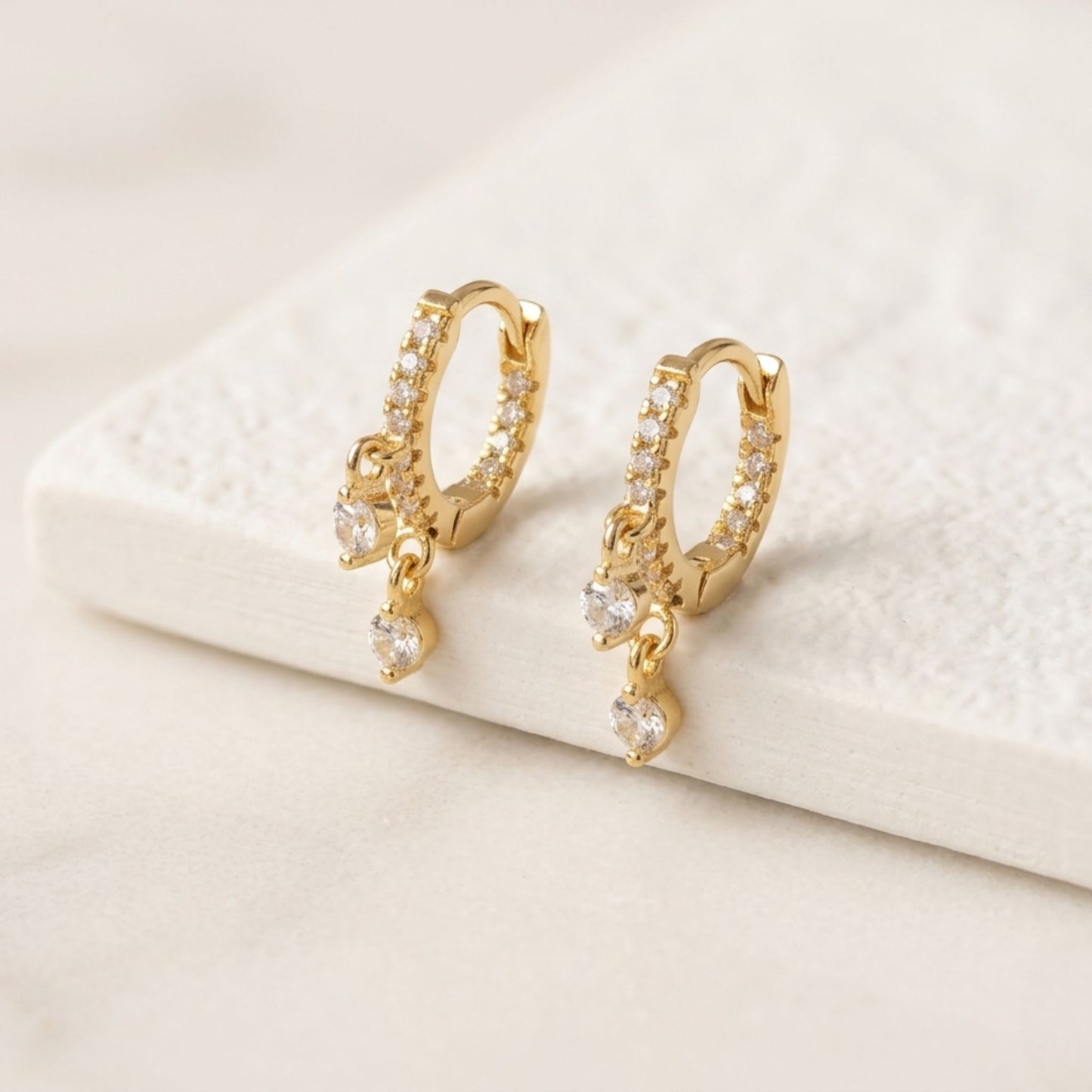 Par de pendientes CHETIVE de plata 925 bañada en oro 18K con circonitas y charm colgante