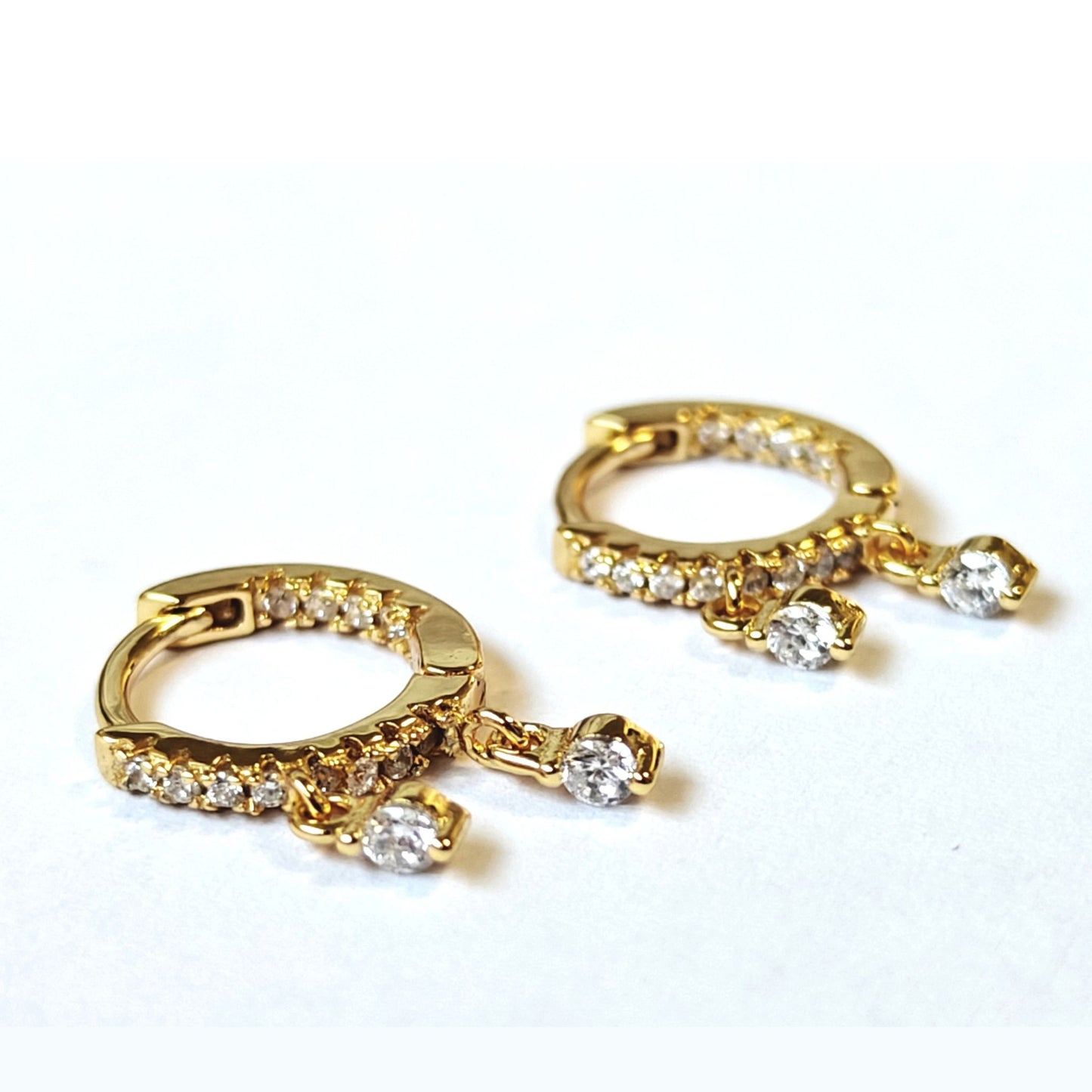 Detalle del aro y charm colgante de pendientes CHETIVE bañados en oro 18K