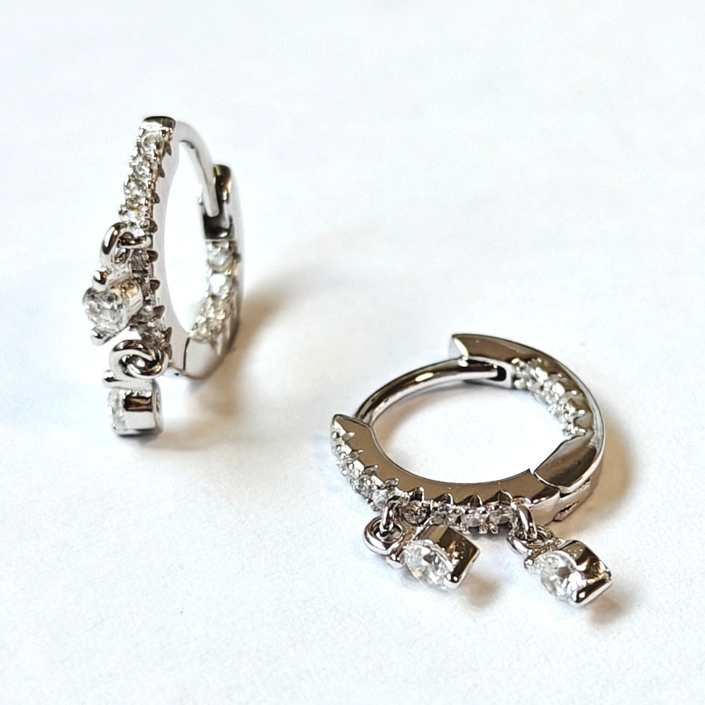 Detalle de circonitas en pendientes CHETIVE de plata 925 rodiada