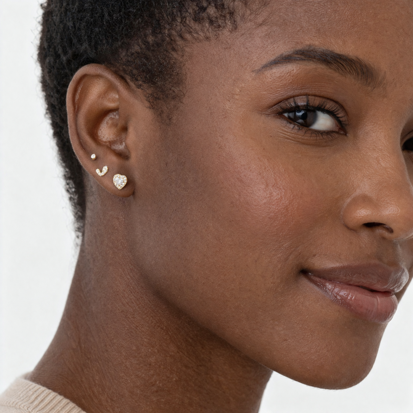 Perfil de modelo con pendientes COEUR dorados de corazón plata bañada en oro 18K y circonitas