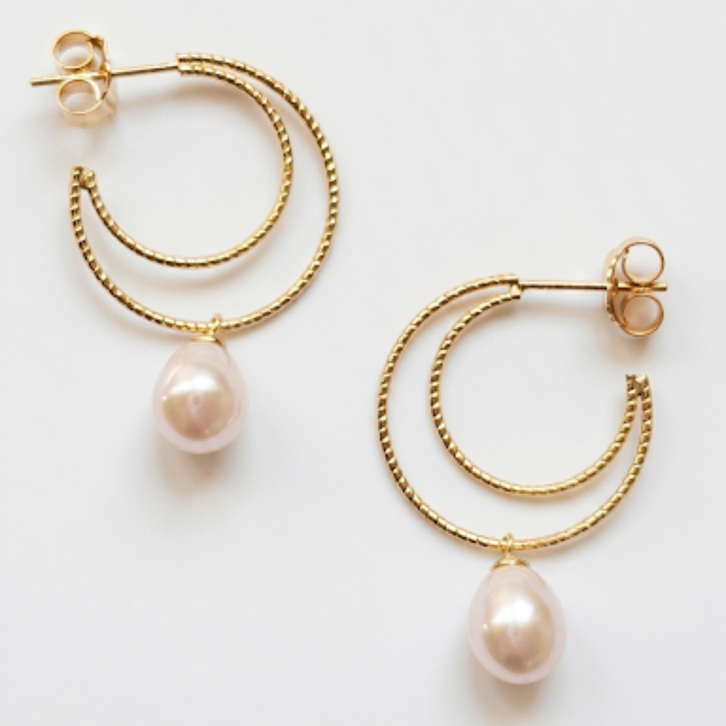 Par de pendientes DOUX de plata bañada en oro 18k con doble aro y perla cultivada