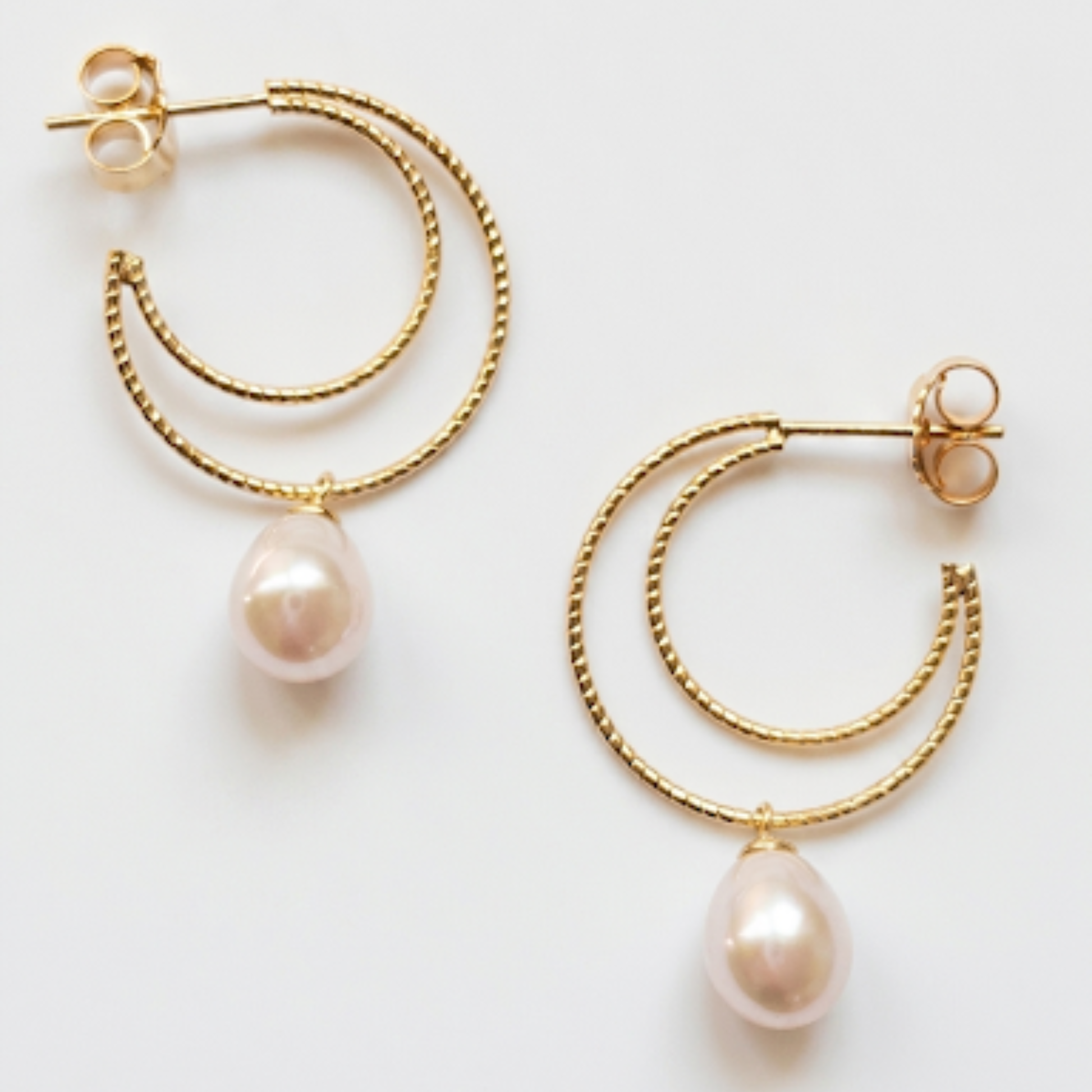 Par de pendientes DOUX de plata bañada en oro 18k con doble aro y perla cultivada