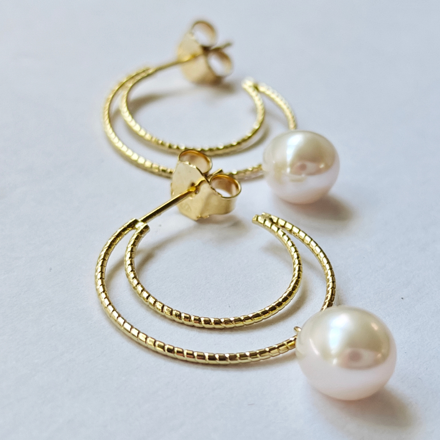 Detalle de la perla cultivada colgante de pendientes DOUX bañados en oro 18K