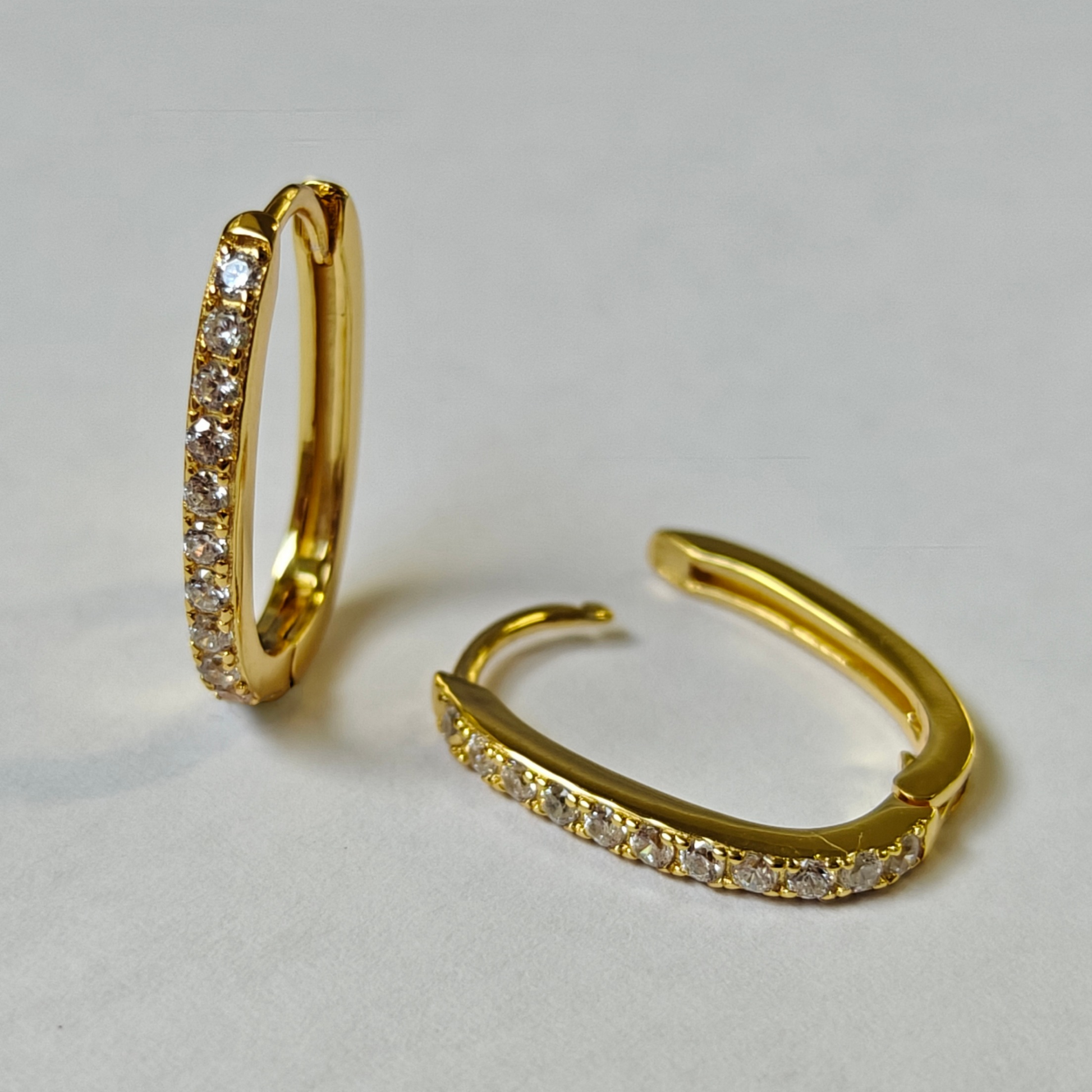 Detalle de pendientes ELLIPSE de plata 925 bañada en oro 18K con circonitas en aro ovalado
