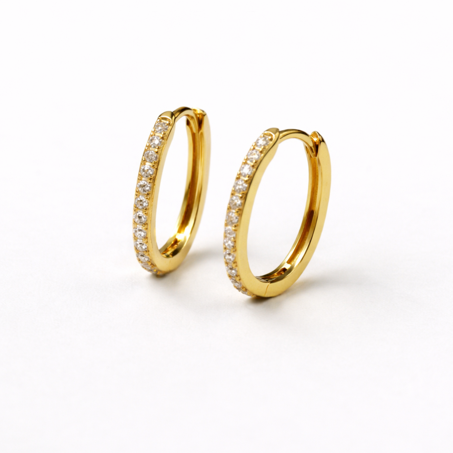Par de pendientes ELLIPSE bañados en oro 18K con aro ovalado y circonitas