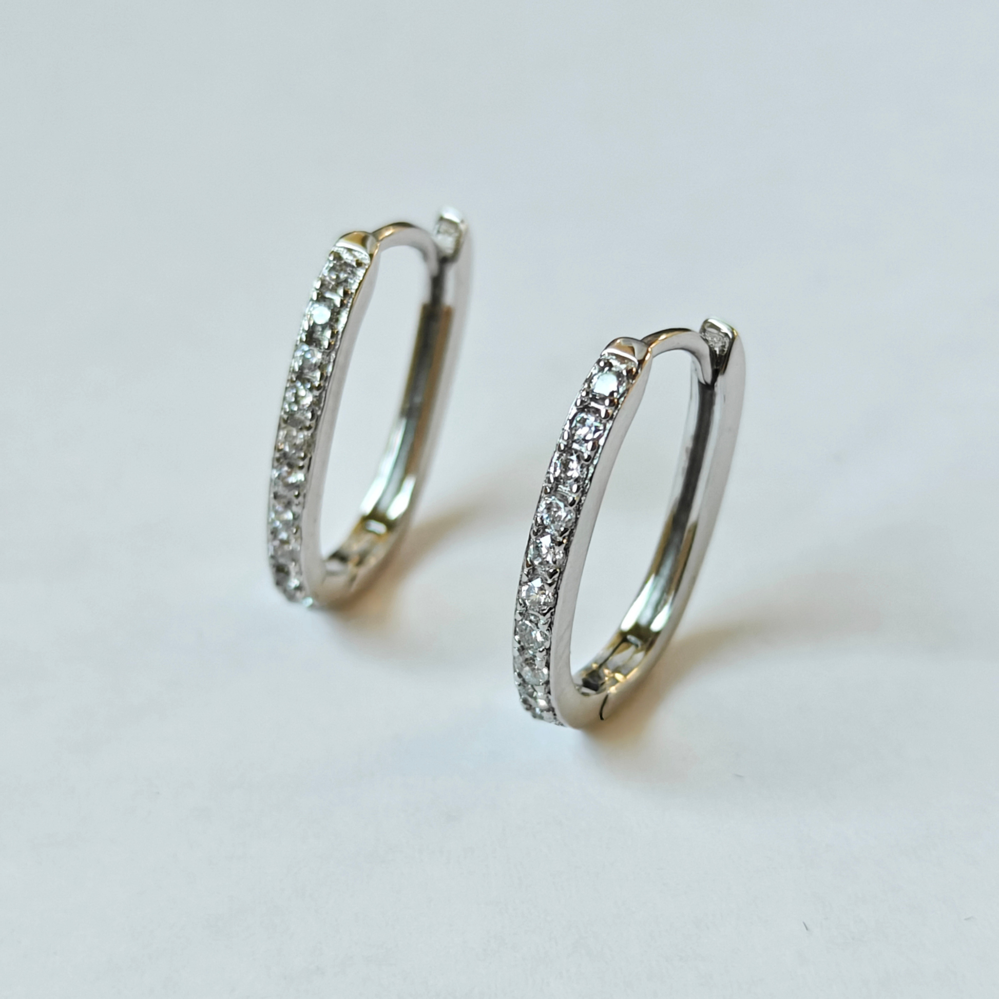 Pendientes ELLIPSE rodiados en plata de ley con diseño de aro ovalado