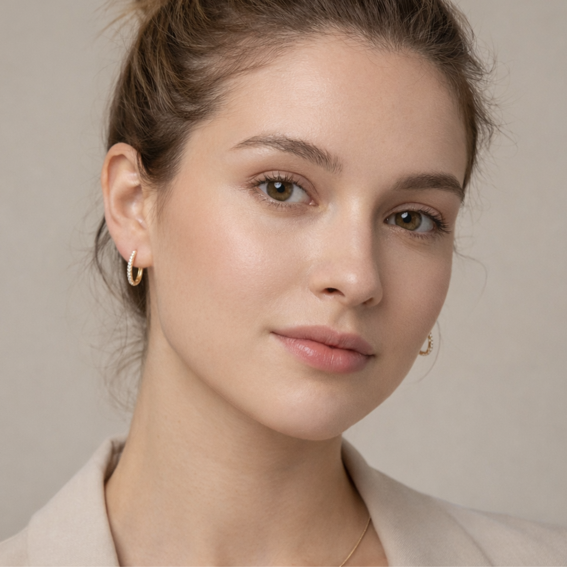 Modelo luciendo pendientes ELLIPSE de plata bañados en oro 18K  ovalados con circonitas