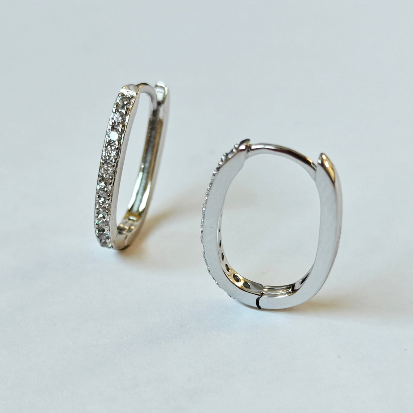 Par de pendientes ELLIPSE de plata 925 rodiada con circonitas en aro ovalado