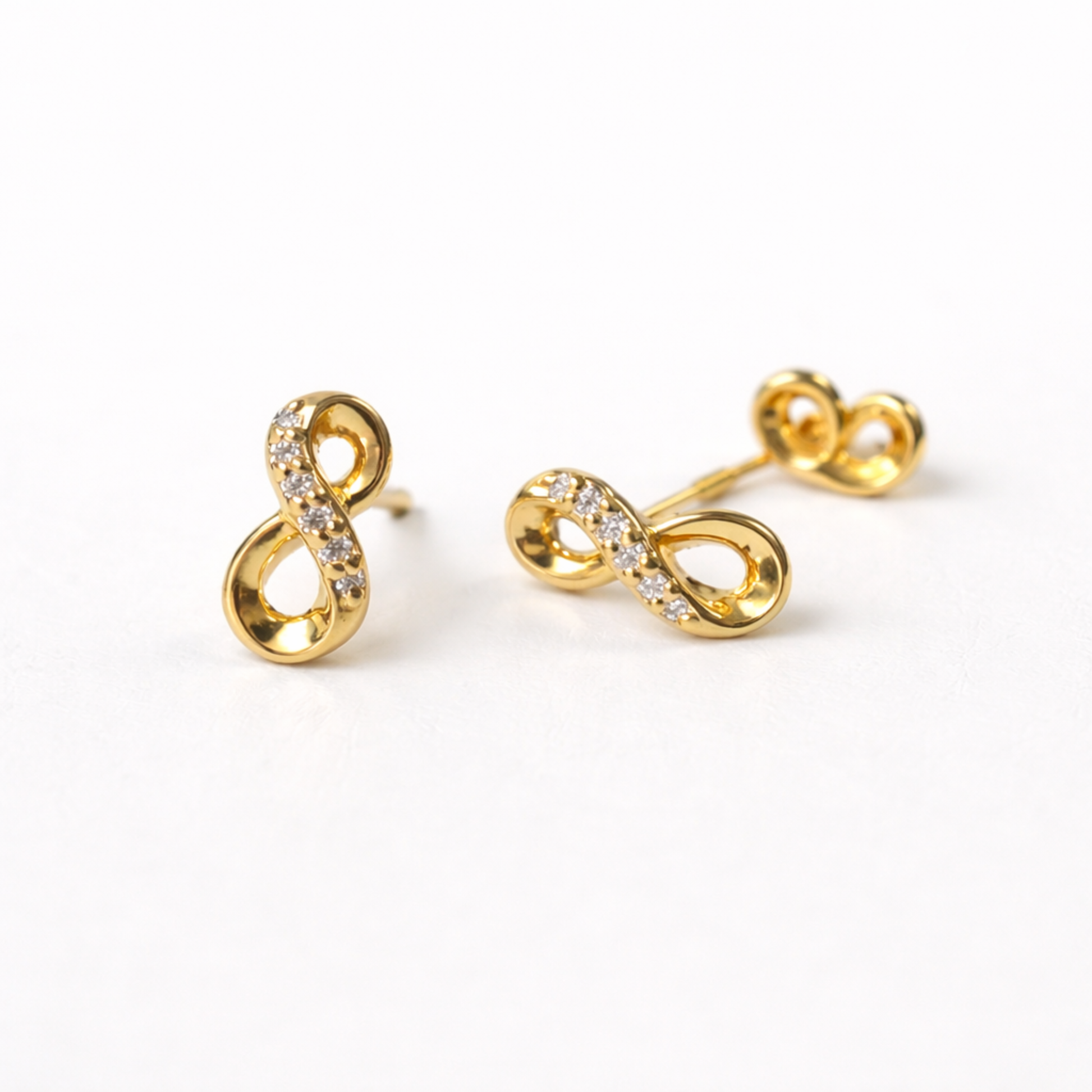 Par de pendientes ÉTERNELLE de botón con diseño de infinito en plata 925 baño oro 18K 