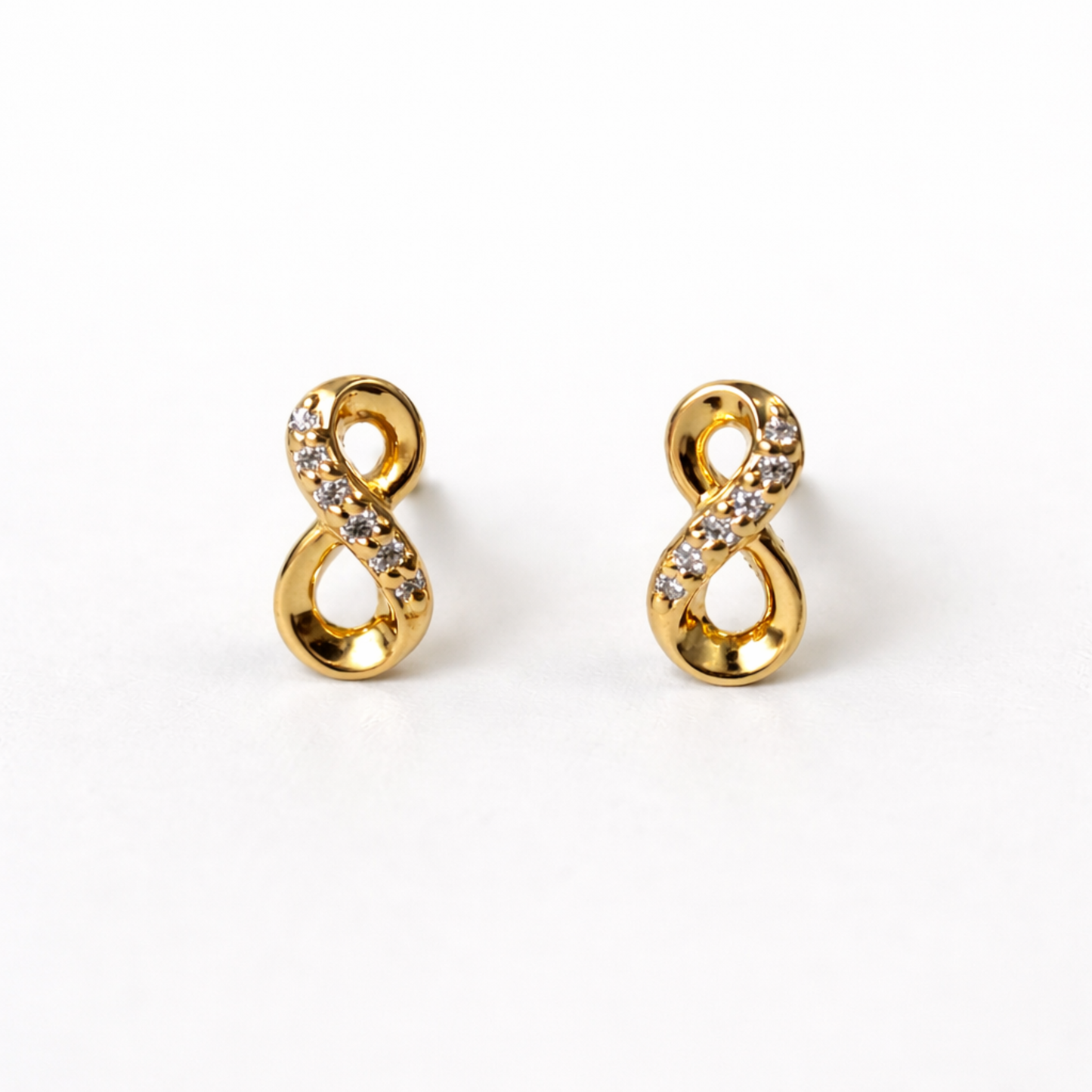 Vista frontal de pendientes ÉTERNELLE de botón diseño símbolo infinito bañados en oro 18K