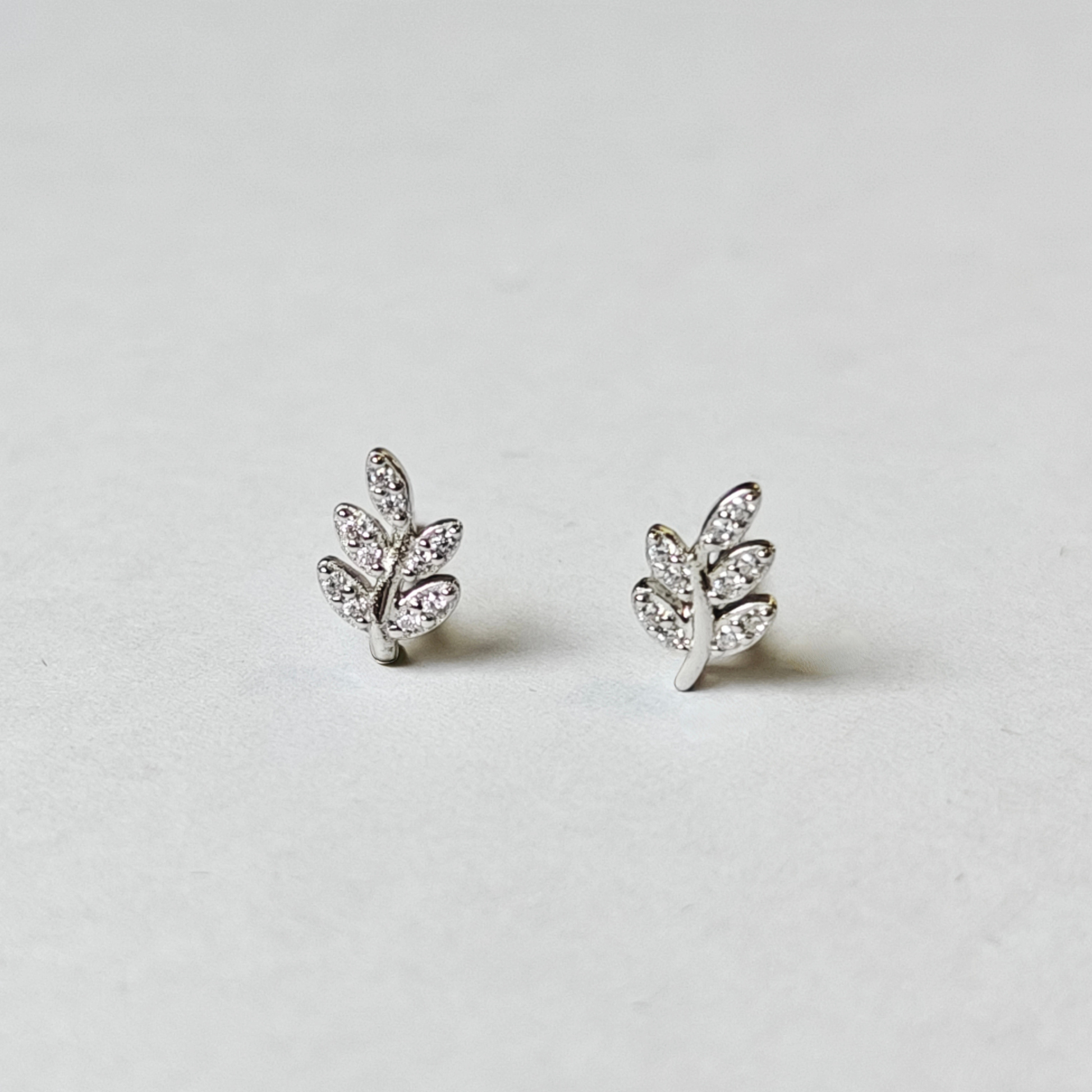 Detalle del diseño de hoja de pendientes FEUILLE en plata de ley 925