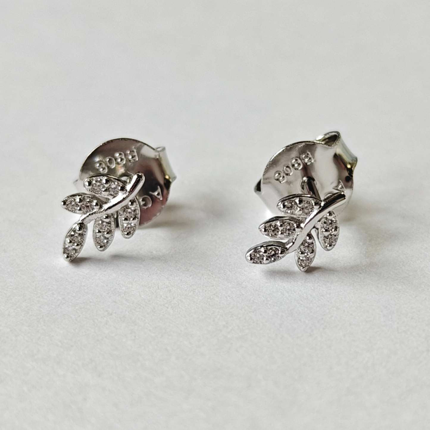 Vista frontal de pendientes tuerca FEUILLE de plata 925 diseño botánico