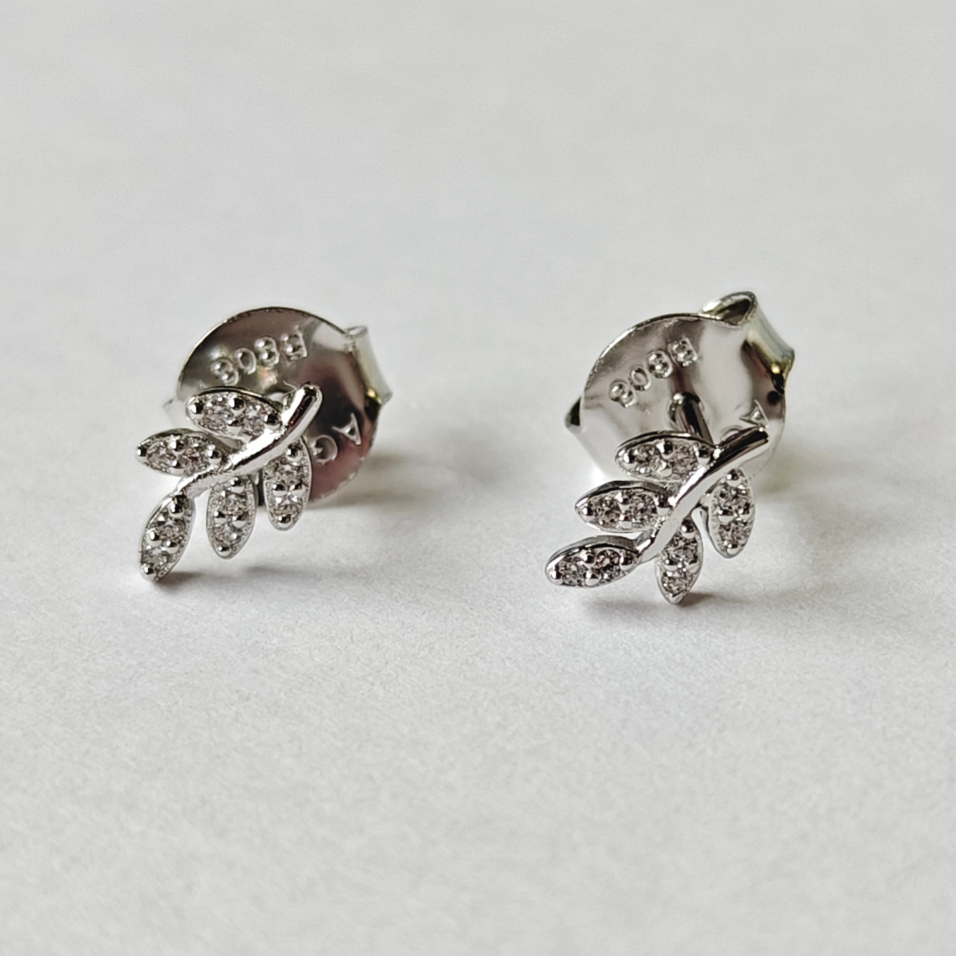 Vista frontal de pendientes tuerca FEUILLE de plata 925 diseño botánico