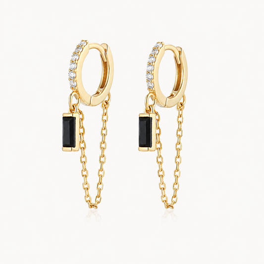 Detalle de pendientes FLUIDITÉ de plata 925 bañada en oro 18K con aro de circonitas, cadena y charm negro colgante