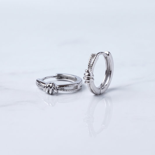 Detalle de pendientes LIEN de plata 925 con aro pequeño y nudo texturizado