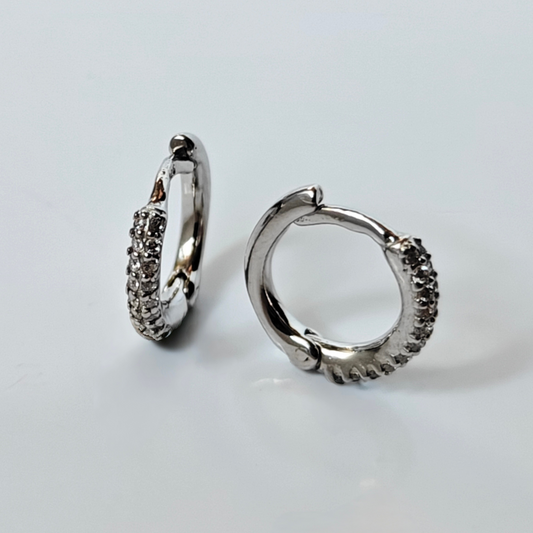 Detalle de pendientes LISERÉ de plata 925 rodiada con mini aro de segundo agujero con circonitas