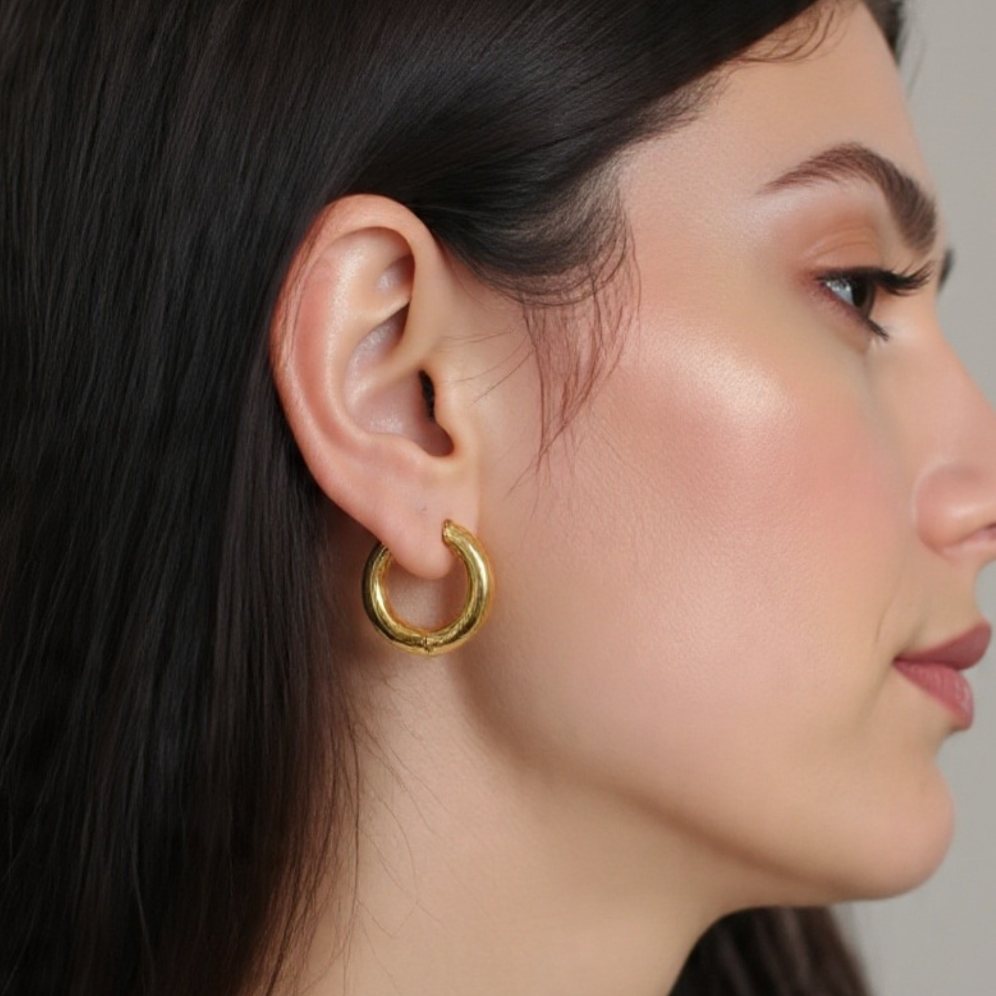 Perfil de modelo con pendientes MAGLIA de acero bañado en oro 18K detalle aro sin eslabón 