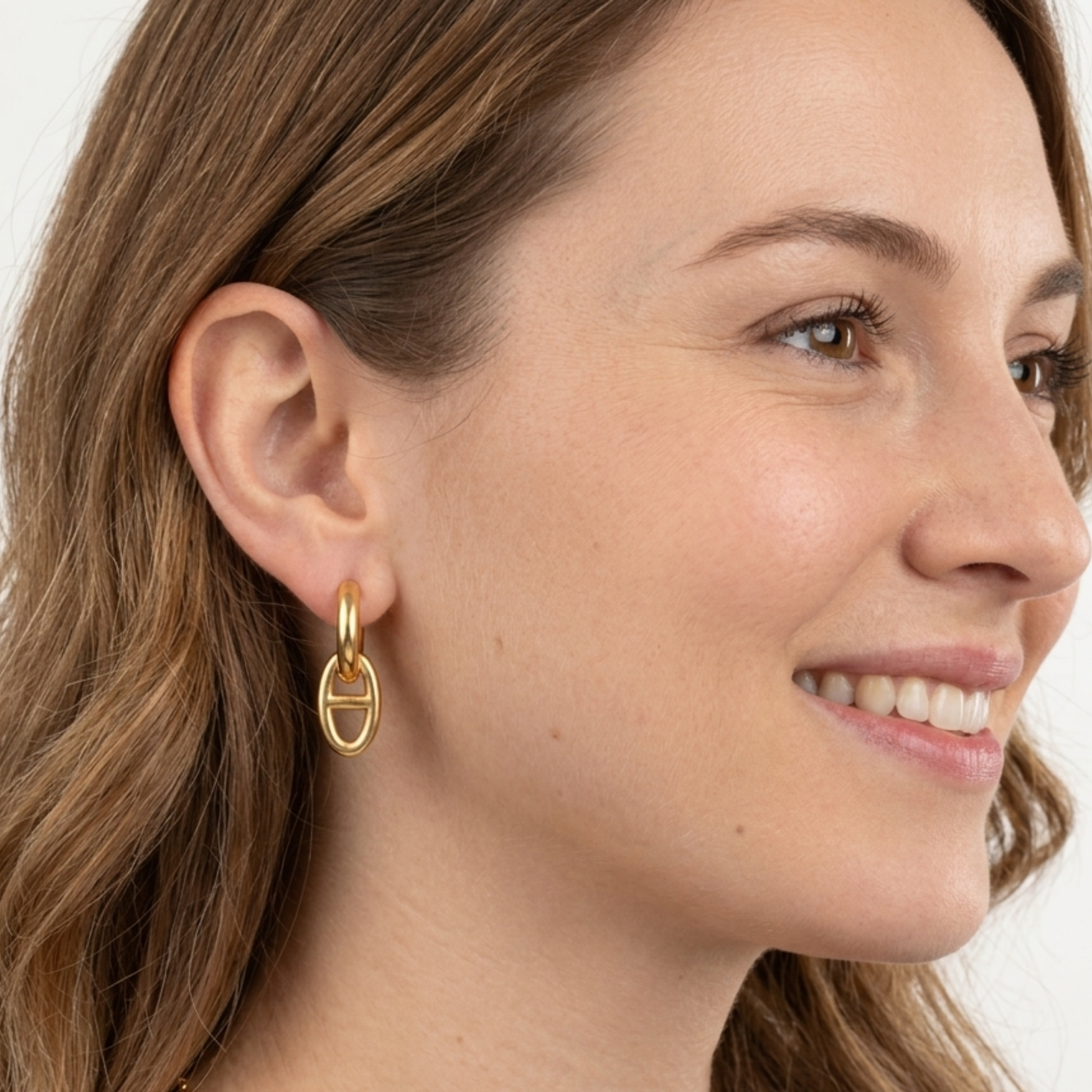 Modelo luciendo pendientes MAGLIA de acero de aro transformables 