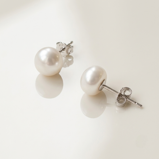Detalle de pendientes MARGÔT de plata 925 con perla cultivada natural