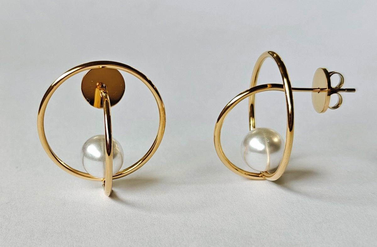 Pendientes Nuvola de la línea Vita en acero inoxidable waterproof con baño de oro de 18k y diseño de círculos entrelazados con perla central de MALBAE.