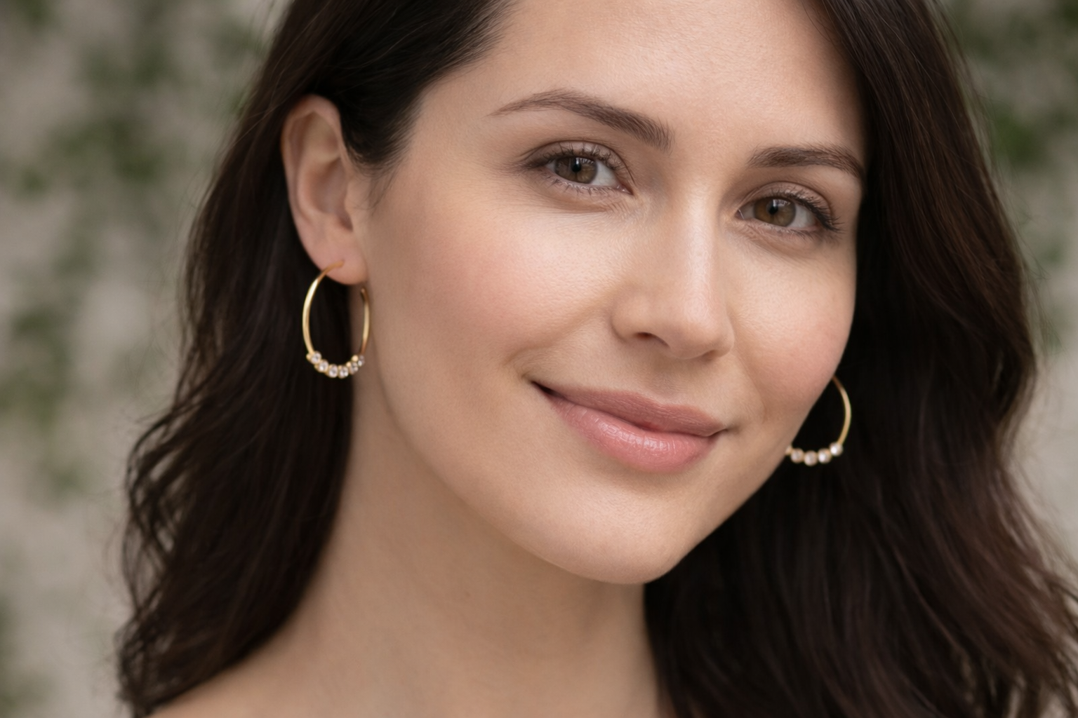 Modelo con los pendientes Rivage oro 18k, ideales para un look versátil luminoso y elegante