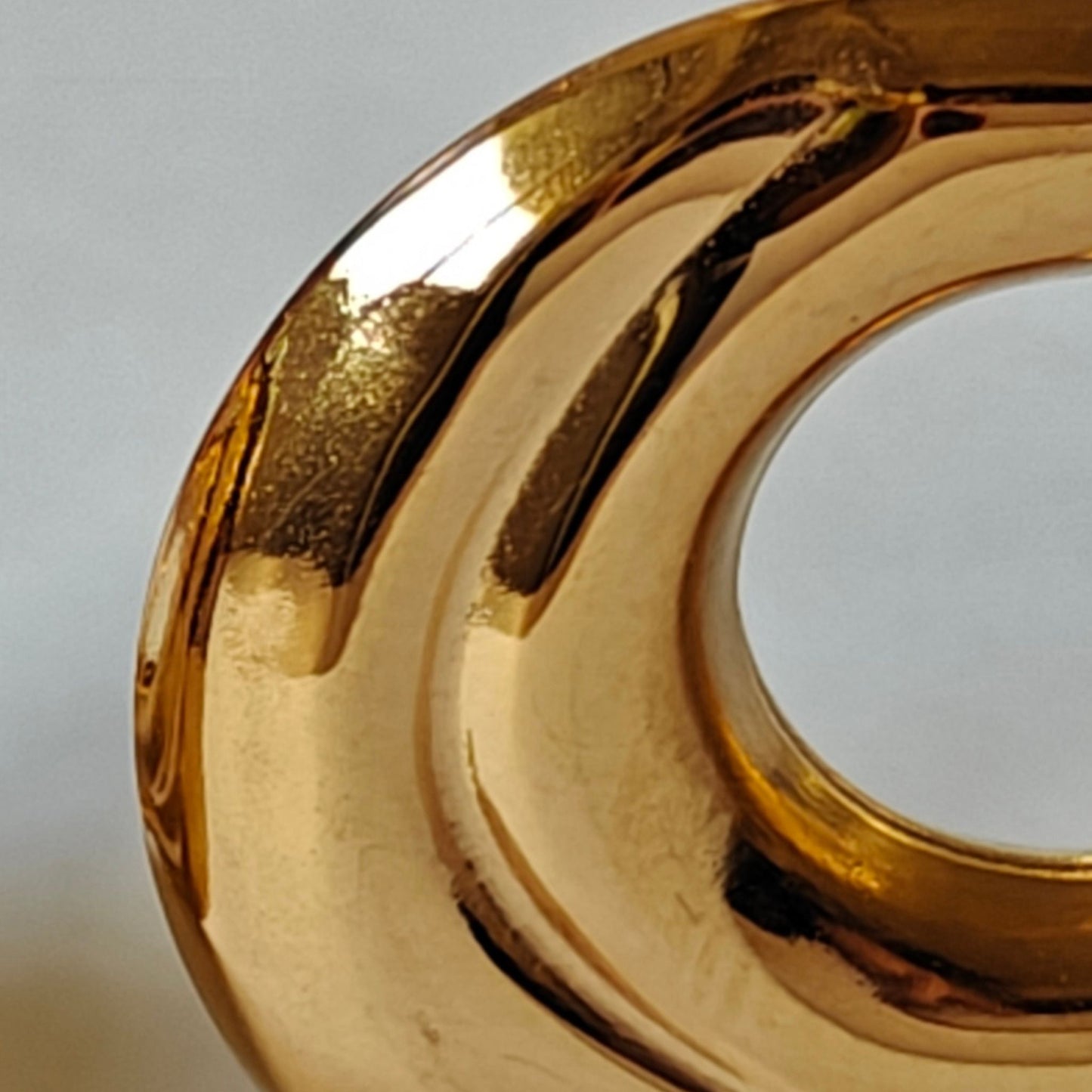 Detalle de la textura y volumen del aro en espiral de pendientes SCIVOLA oro 18K