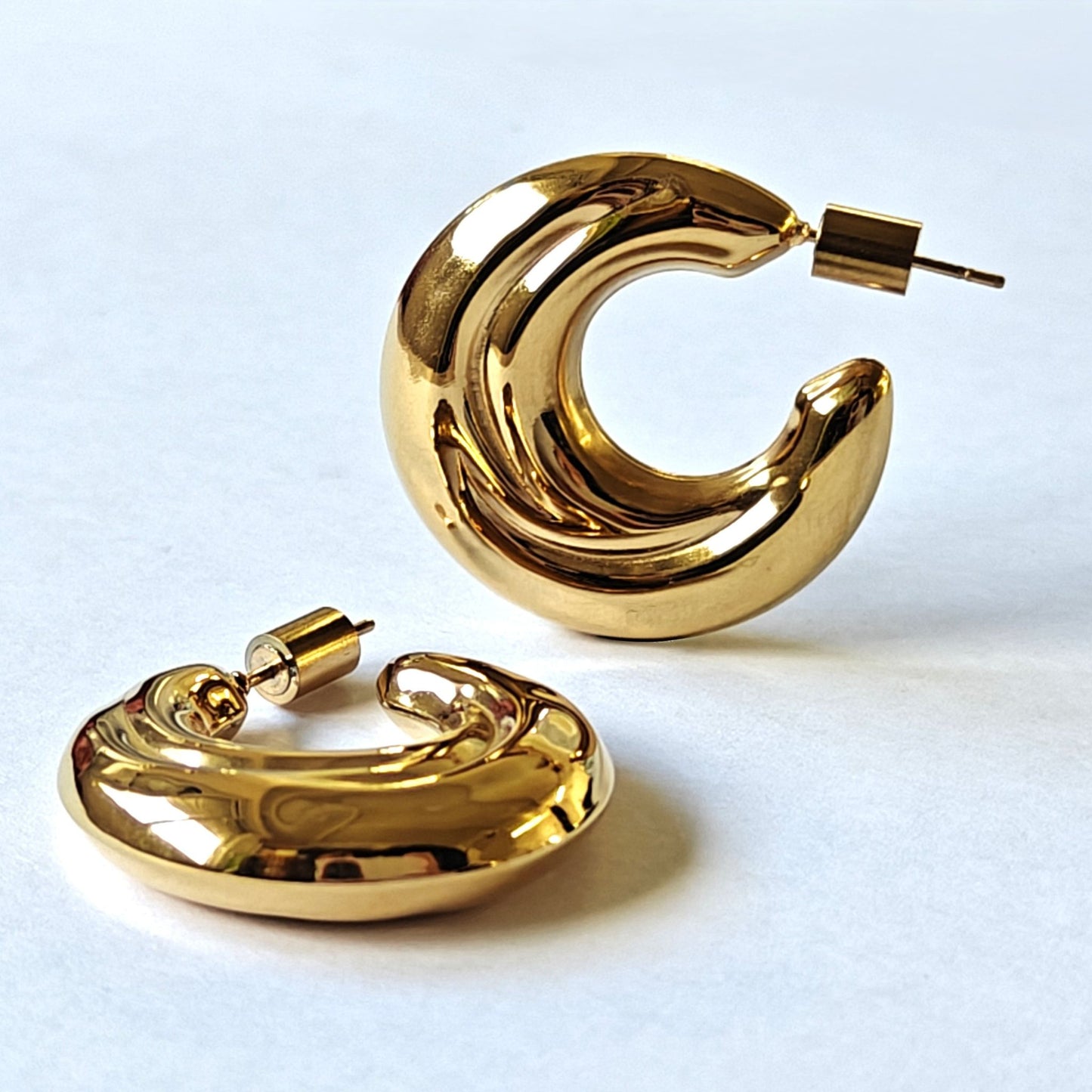 Vista frontal de pendientes SCIVOLA dorados de aro chunky oro 18k