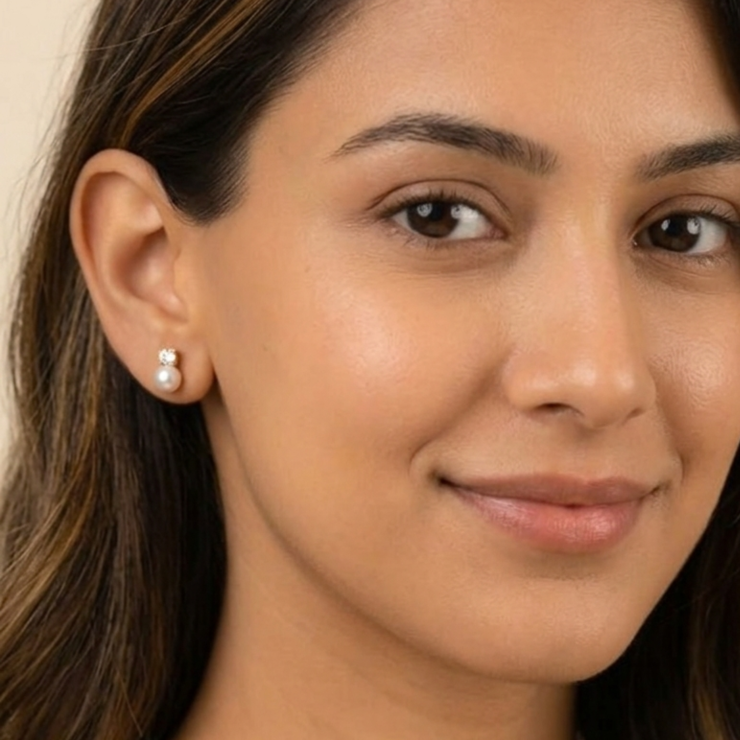 Perfil de modelo con pendientes SÉLÉNE de perla y circonita bañados en oro