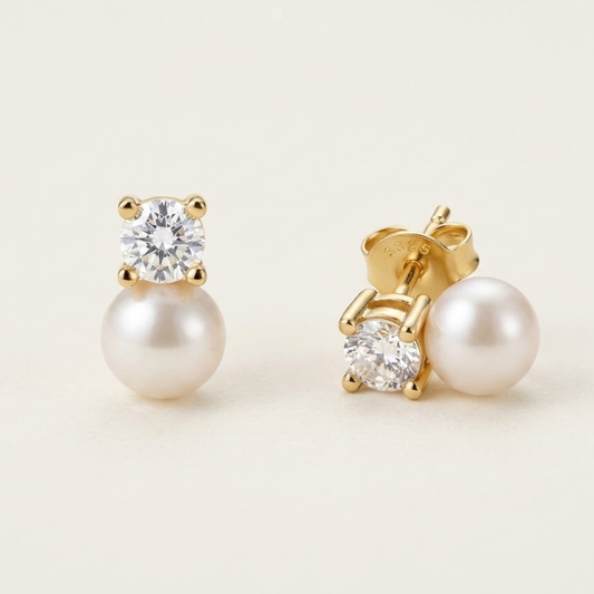 Detalle de pendientes SÉLÉNE de plata con baño oro 14K, perla cultivada y circonita