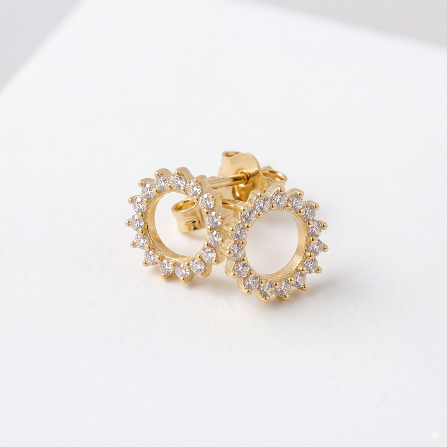 Detalle de las circonitas del diseño solar de pendientes SOLSTICE en plata 925 bañada en oro 18K 