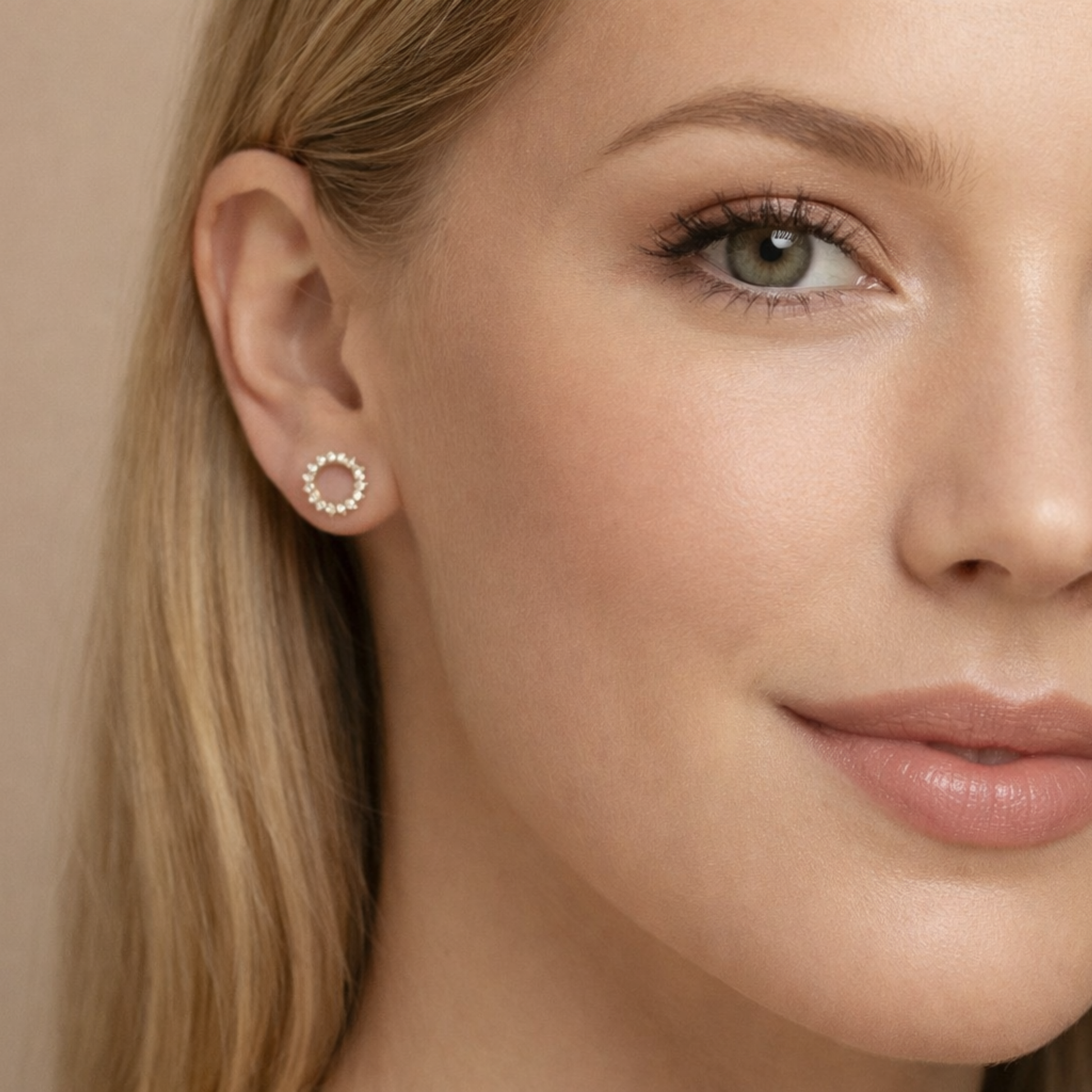 Modelo con pendientes SOLSTICE dorados circulares con circonitas