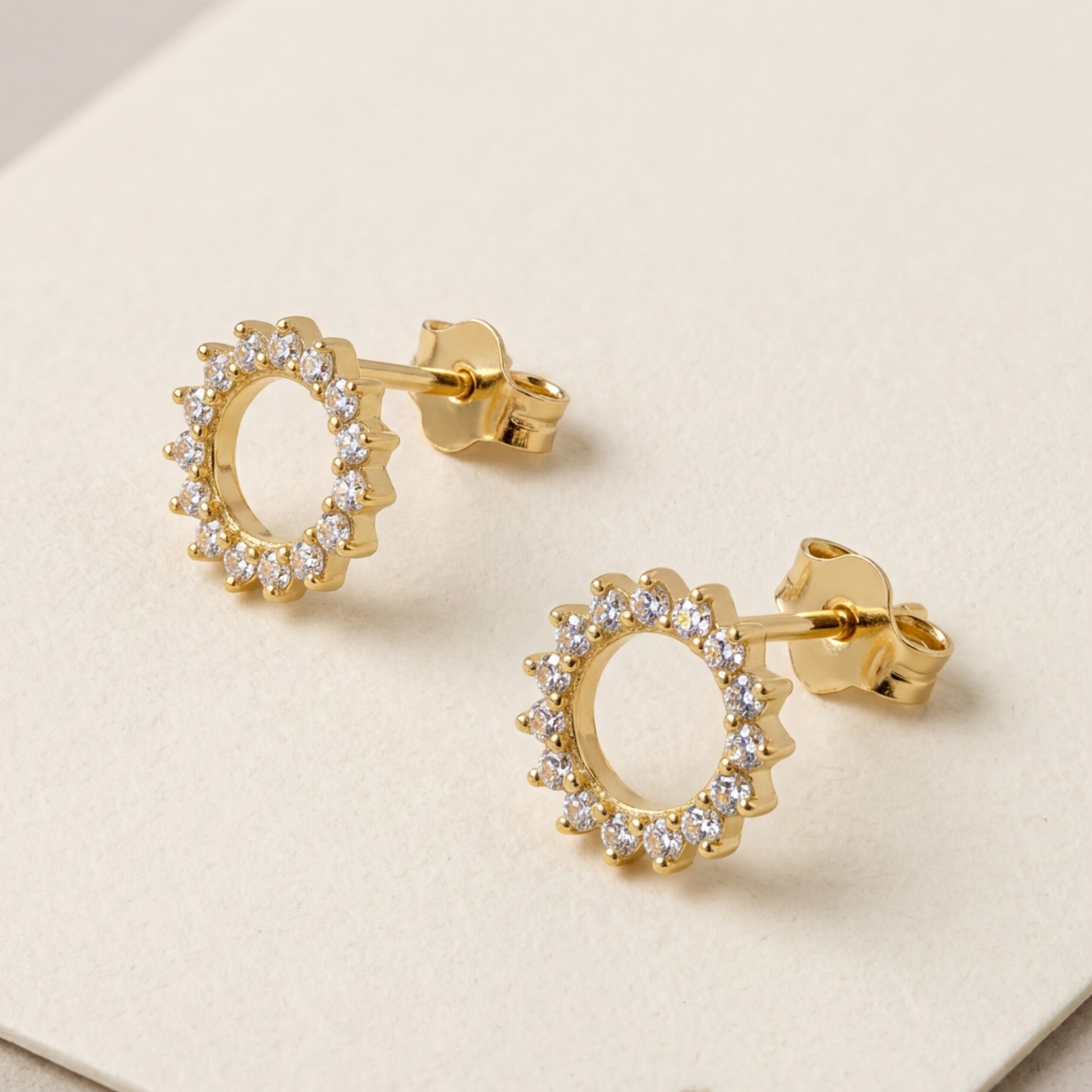 Par de pendientes SOLSTICE de plata bañada en oro 18K con forma de sol